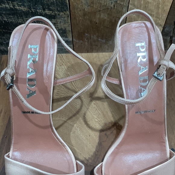 Prada satin heels - beautiful condition! - Picture 4 of 8